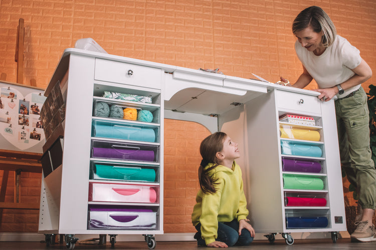 BrandBox MAXI DESK - Erhöhter Bastelschreibtisch - The Brand Box Handel & Vertrieb GmbH